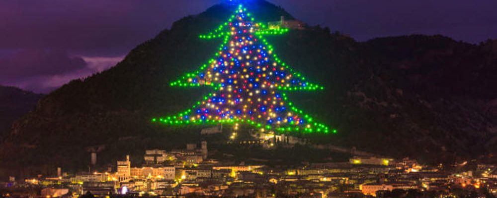 Albero Di Natale Gubbio 2019.Albero Di Natale Piu Grande Del Mondo E A Gubbio Agriturismitaliani It