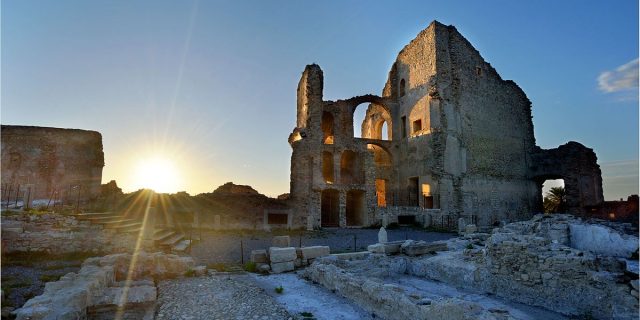 Fiumefreddo Bruzio, il borgo della Calabria che guarda il mare