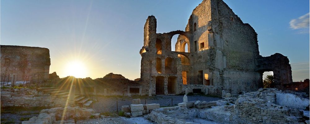 Fiumefreddo Bruzio, il borgo della Calabria che guarda il mare