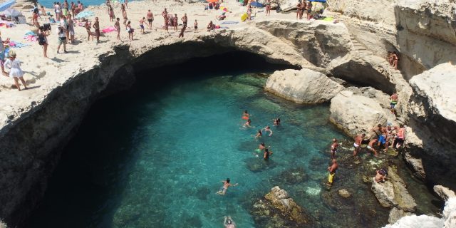 Grotta della Poesia, leggenda e curiosità sulla meravigliosa piscina naturale