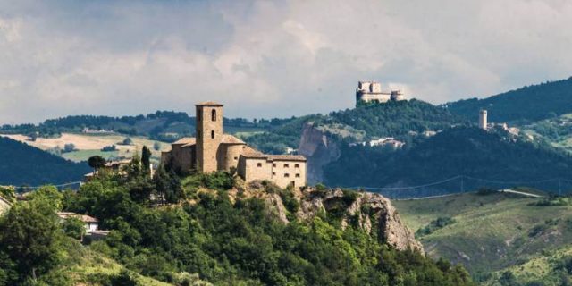 Il borgo di Montetiffi e le sue teglie famose in tutta la Romagna
