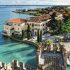 Sirmione tra il lago di Garda, il Castello Scaligero e il cartello sul bacio