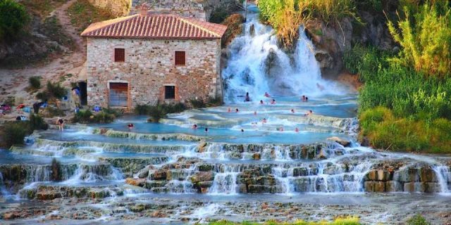 Saturnia un bagno caldo dentro vasche calcaree naturali