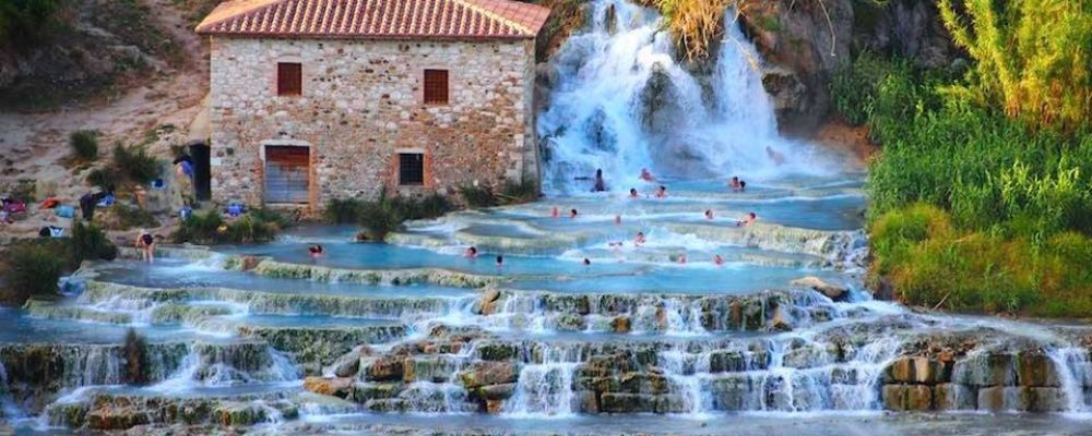 Saturnia un bagno caldo dentro vasche calcaree naturali